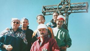 Monsignor Derio Olivero, primo a sinistra, sulla vetta del Monviso (Alpi Cozie, .3.841 metri).