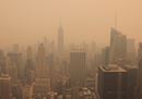 New York avvolta da una grande nube di fumo e cenere