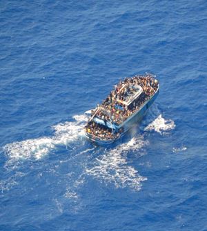 Nella foto Reuters, scattata dalla Guardia costiera greca, si vede l'imbarcazione piena di migranti prima che si capovolgesse nel Mediterraneo centrale. 