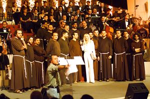 Raffaella Carrà con i frati durante la serata speciale Rai "L'uomo che si innamorò di Dio" del 2002