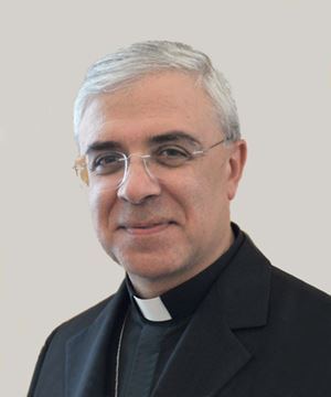 Monsignor Luigi Renna, 57 anni, arcivescovo di Catania e presidente del Comitato scientifico e organizzatore della Settimana sociale dei cattolici in Italia. Foto Ansa. In alto e in copertina: l'aula di Montecitorio. Foto Ansa. 