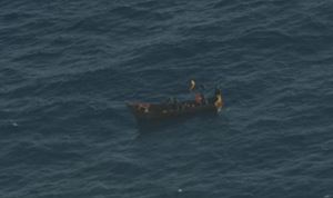 I 4 superstiti dell'ultimo naufragio stanno per essere soccorsi; i morti risultano essere 41. Foto Ansa. In copertina: operazione di aiuto ai profughi al largo della Sicilia, il 10 agosto. Foto Ansa. 