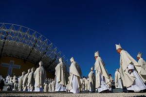 Sacerdoti in cammino verso il Parque Tejo per assistere alla santa Messa con papa Francesco in occasione della XXXVII GMG, il 6 agosto 2023 (foto nell'articolo: Reuters)