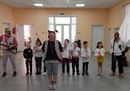Da Kherson a Zaporizhzhia, un naso rosso e una chitarra per donare un sorriso ai bambini ucraini