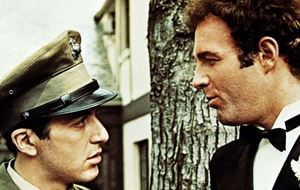 Al Pacino, detto Sonny Boy,  nei panni di Michael Corleone, con James Caan, che interpreta il fratello Santino, detto... Sonny