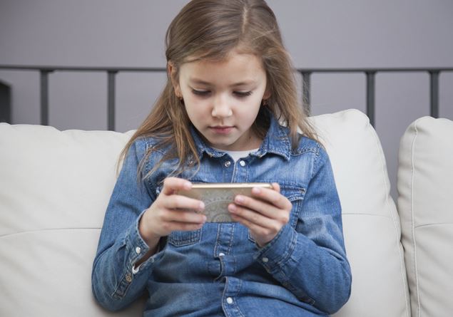 «My 10 year old girl, out of curiosity, searched for pornographic images on my phone»