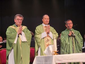 Monsignor Pablo Virgilio David, 65 anni, durante la Messa celebrata al PIME di Milano insieme alla comunità filippina