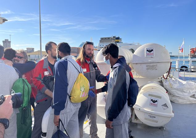 Mission completed: the landing in Livorno with 72 migrants recovered in the Mediterranean