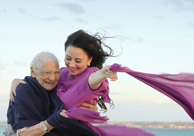 The magic of the sound of the theremin to celebrate the love of grandparents