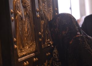 A pilgrim crosses the Holy Door of St. Peter's Basilica during the 2016 Jubilee (Ansa)