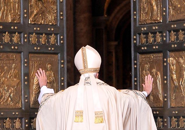 From the competition to the artist who created it, all the curiosities about the Holy Door of St. Peter