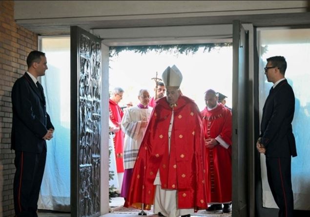 Francis opens the Holy Door of Rebibbia: “Hope never disappoints”