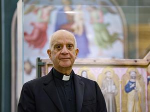 Monsignor Rino Fisichella,  incaricato dal Papa dell’organizzazione dell’Anno Santo 2025. Sopra: la folla saluta papa Francesco in uno dei momenti finali del Giubileo della Misericordia, 2016. Foto nell'articolo: ANSA.
