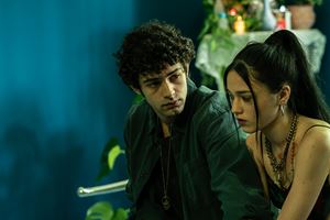 Massimiliano Caiazzo e Maria Esposito  rispettviamente Carmine di Salvo e Rosa Ricci, i "Romeo e Giulietta" della serie, in una scena del prima episodio della quarta stagione. 