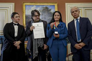 La famiglia Cutolo con il ministro Piantedosi durante la cerimonia per il conferimento della medaglia al valore dì'oro al valor civile alla memoria di Giovanbattista