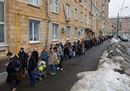 "Mezzogiorno contro Putin", alle ore 12 in coda davanti ai seggi elettorali