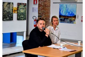 Andrii Latsyba di Truth Hounds e Yulia Muts alla conferenza a Milano il 22 maggio.