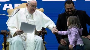 Una bimba si avvicina durante l'intervento del Santo Padre (foto Vatican Media)