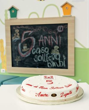 La torta per i 5 anni di Casa sollievo bimbi offerta dalla pasticceria Cova di Milano