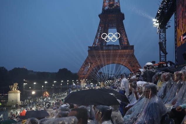 Paris 2024, the ceremony under the downpour keeps its promises halfway