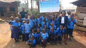 Un gruppo di piccoli studenti di una scuola che l'Associazione Maria Negretto ancora oggi sostiene a Bafoussam (Camerun).