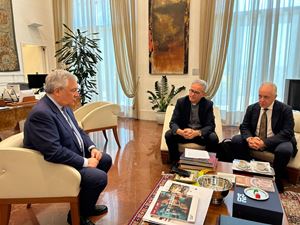 Da sinistra, Tajani, don Stefano Stimamiglio e Luciano Regolo durante l'intervista.