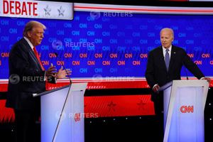 Il dibattito Tv tra Donald Trump, a sinistra e Joe Biden.