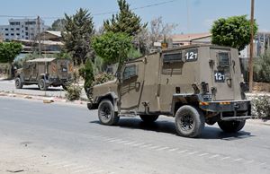 Mezzi militari israeliani nel campo di Nur Shams, a Tulkarm, Cisgiordania (foto Reuters).