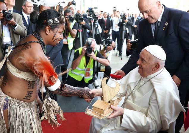 The Pope in New Guinea: “Stop tribal wars and unjust use of resources”