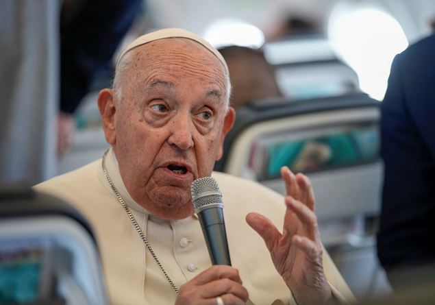 The Pope: «Abortion doctors are hitmen. The attack against me on women was prepared”