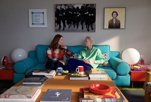 Sopra e in alto, due scene di "La stanza accanto" di Pedro Almodóvar, con Tilda Swinton e Julianne Moore straordinarie protagoniste.