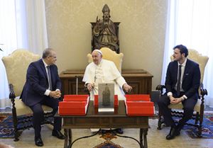 L'udienza privata di Michele Affidato e il figlio Antonio con papa Francesco.