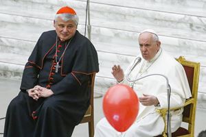 Il cardinale Konrad Krajewski con papa Francesco (Ansa)