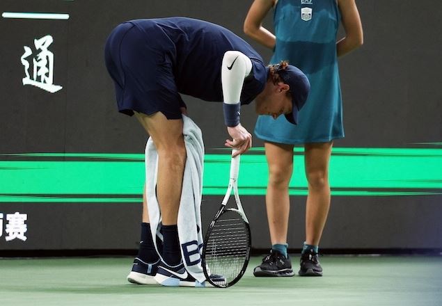 Jannik Sinner, the racket as a crutch. If tennis becomes a race to those who remain standing