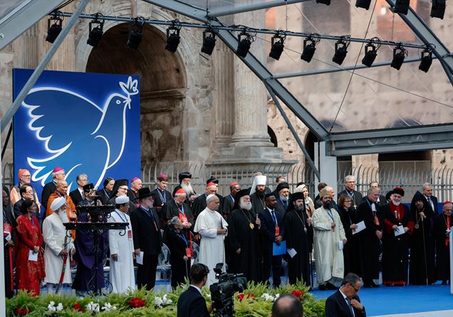 Rome, the religions of the world united to say “Enough wars”: the spirit of Assisi lights up the Colosseum Rome, the religions of the world united to say “Enough wars”: the spirit of Assisi lights up the Colosseum