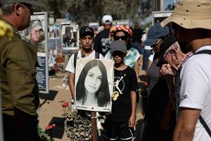 Famiglie israeliane in visita ai memoriali delle vittime del festival Supernova, uccise dai miliziani di Hamas il 7 ottobte del 2023 (foto Ansa), 