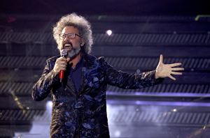 Simone Cristicchi durante l'esibizione a Sanremo (foto Ansa).