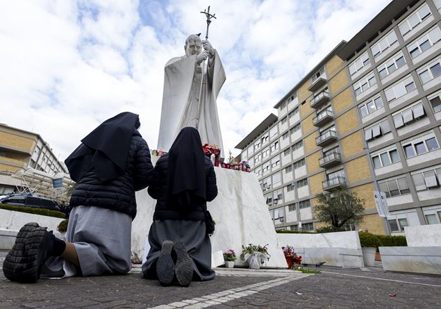 The “Vatican three” and the health of the Popes: from Gemelli to Castel Gandolfo