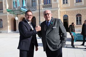 I sindaci di Nova Gorica Samo Turel (a sinistra) e di Gorizia Rodolfo Ziberna. In alto, Piazza della Transalpina rimessa a nuovo.