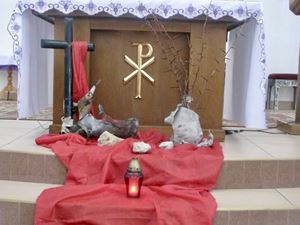 The decoration of the altar of the church of the Sacred Heart made with the fragments of Russian bombs (photo by Sergiusz Wasilewski).