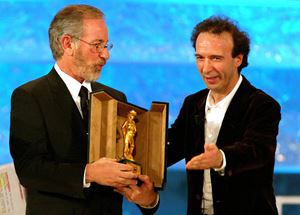 Roberto Benigni gives the David di Donatello Special award to Spielberg in 2004