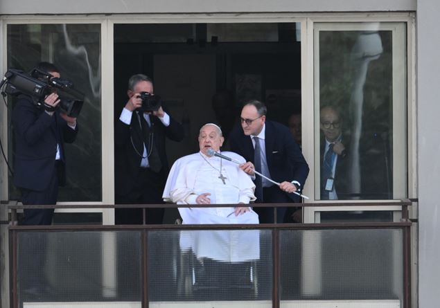 The moment when Francesco comes out on the Balcony of Gemelli and greets the faithful