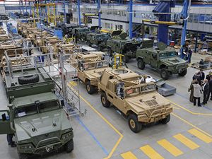 Fuoristrada militari usciti dalla catena di montaggio Urovesa, azienda spagnola  specializzata nella progettazione e produzione di veicoli per le forze armate. Anche il primo ministro spagnolo Pedro Sanchez ha dichiarato di essere disposto a raggiungere il 2 percento del PIL in spese militari entro l'anno prossimo, in sostegno al piano di difesa "ReArm Europe" dell'UE: "un'opportunità per reindustrializzare la Spagna e il continente". Foto ANSA, EPA/LAVANDEIRA JR