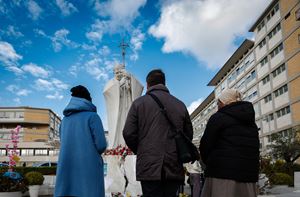 Fedeli in preghiera davanti al Policlinico Gemelli dove il Papa è ricoverato da un mese (Ansa)
