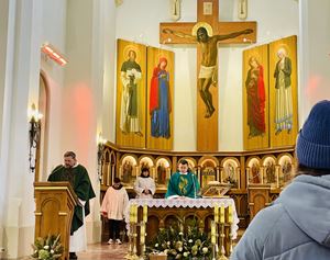 Padre Ruslan Mykhalkiv concelebra la messa con padre Miszka Romaniv nella Chiesa dell'Esaltazione della Santa Croce a Fastiv.