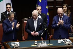 Re Carlo III in Parlamento.