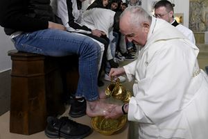 Un momento della lavanda dei piedi ai carcerati