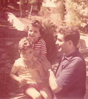 San Martino delle Scale, Monreale. Agosto 1963. Piersanti Mattarella gioca con i due figli, Bernardo e Maria.