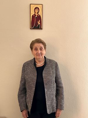 Mariella Enoc, 81 anni, sotto all'icona della Madonna del Silenzio nel suo ufficio al Valduce di Como
