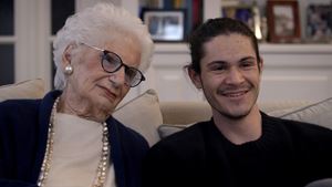 Una scena del documentario dove Liliana Segre dialoga con uno dei nipoti